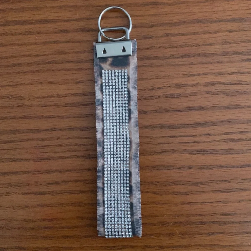 ✨Fashionable wristlet/keychain!✨